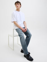 Ladda upp bild till gallerivisning, model_shot-creative