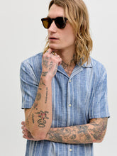 Ladda upp bild till gallerivisning, model_shot-creative