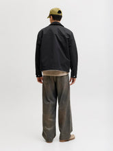 Ladda upp bild till gallerivisning, model_shot-back