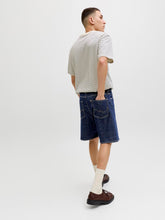 Ladda upp bild till gallerivisning, model_shot-creative