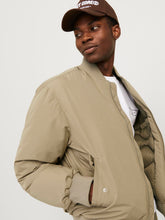 Ladda upp bild till gallerivisning, model_shot-creative