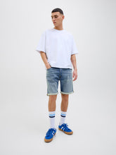 Ladda upp bild till gallerivisning, model_shot-creative