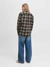 Ladda upp bild till gallerivisning, model_shot-back