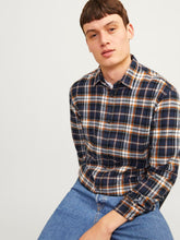 Ladda upp bild till gallerivisning, model_shot-creative