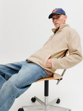 Ladda upp bild till gallerivisning, model_shot-creative